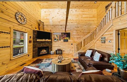 White Oak Lodge House | LUXURY 4BR Cabin in Gatlinburg with Views Hot Tub with Private Deck Game Room Most Popular Coffee Bar Perfect for Family Getaway Tennis Courts Infant Crib and Karaoke System