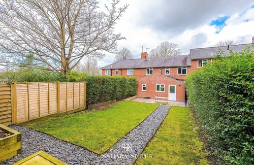 Harrogate House | Luxury 4BR | Near HCC & Harrogate Centre | Parking