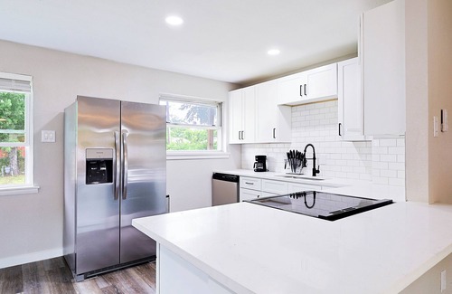 Mesquite House | Luxury 4BR Retreat – 10 Min to Downtown & Lake