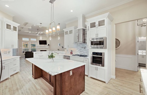 South Side House | Luxury 4BR South CC! 15 Min to Beach, Fast WiFi, 6 Beds & Fireplace!