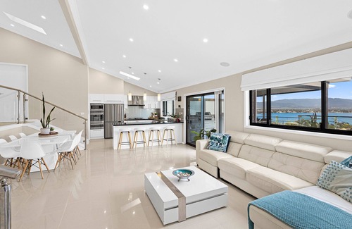 Mount Warrigal House | Luxury 5 B/R House with Pool, Lake & Beach