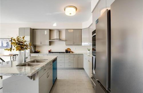 County of Brant House | Luxury 5 Bed Retreat for 12 with Gourmet Kitchen
