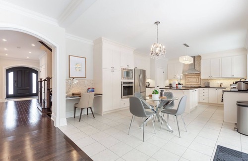 Richmond Hill House | Luxury 5 Bedroom Home in Richmond Hill, Free Parking, Private Gym