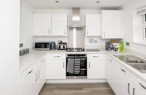 Chatham House | Luxury 5-bedroom home near Chatham Dockyard & river walks