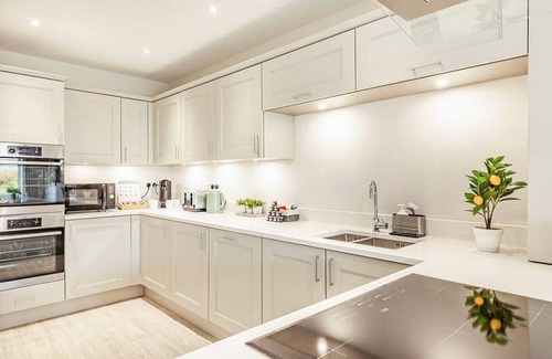 Chelmsford House | Luxury 5 bedroom home with onsite parking and WIFI