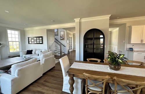 Keswick House | Luxury 5-Bedroom Home - minutes to Wineries, Monticello and downtown Charlottesville