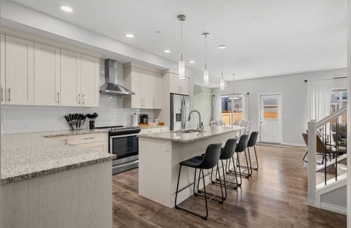 Northwest Calgary House | Luxury 5 BR House w Central AC » Garage » Sleep 16