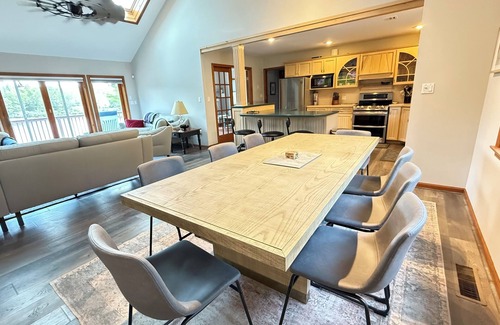 Pocono Pines House | Luxury 5-BR LAKEFRONT Home with hot tub!