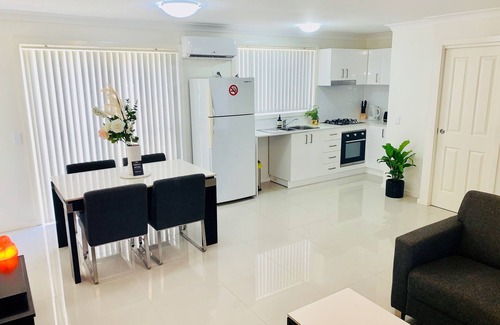 Oxley Park House | Luxury 5 Star, 3 Bedroom Brand new House, Air con