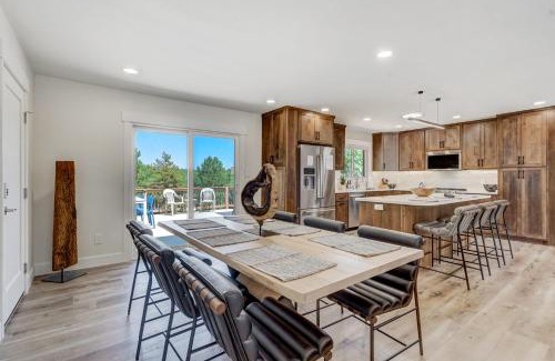 Northeast Colorado Springs House | Luxury 5BD Retreat Hot Tub Fire Table Mtn Views