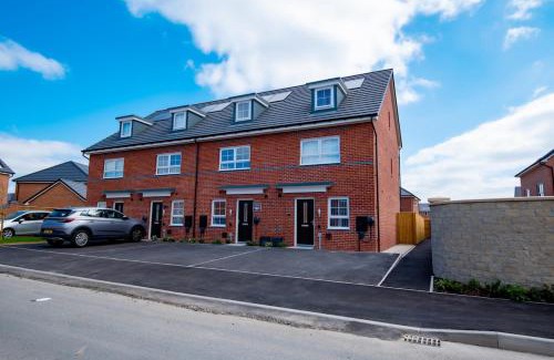 Wigan House | Luxury 5BDR with City Access, Free Parking and Wi-Fi