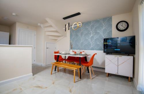 Wigan House | Luxury 5BDR with City Access, Free Parking and Wi-Fi
