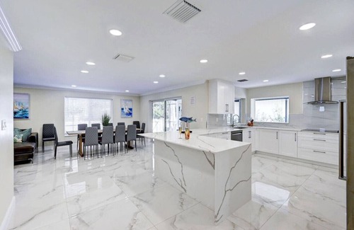 Hollywood Lakes Villa | Luxury 5BR/3BA Villa Walk to Hollywood Beach