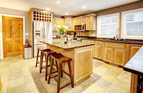 Nicklaus North House | Luxury 5BR Home:Sleeps 10 Comfortably,Hot Tub,Free Parking,Patio+BBQ-5 minutes to Village!