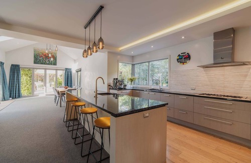 Christchurch Villa | Luxury 5BR Villa: BBQ, Hot Tub, Dining, Golf