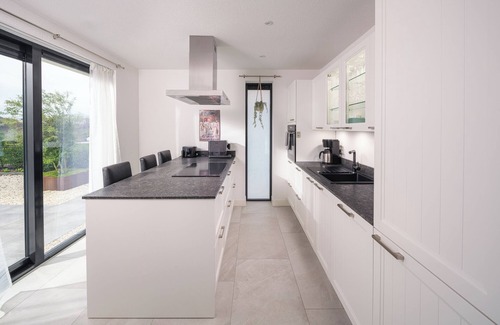 Biddinghuizen House | Luxury 6-person villa on the water with 3 bedrooms and 2 bathrooms. Equipped with a modern kitchen, a large TV with high-quality sound system and a spacious terrace with dining table. Perfect for a relaxing stay on the water!