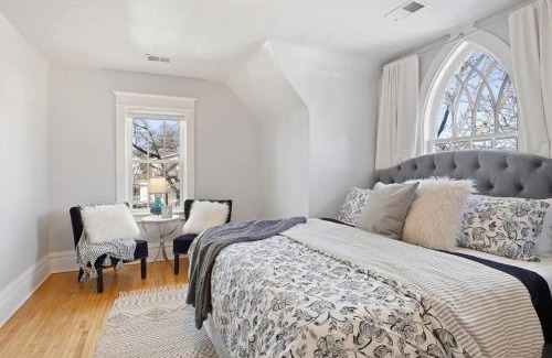 East Isles House | Luxury 6600 sq.ft Stunning Home/Sleeps 10+