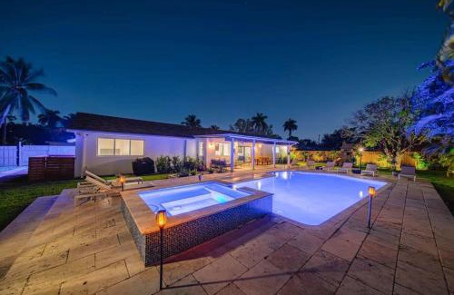 Golden Glades Villa | Luxury 7BR Villa Vizcaya Pool Sauna Gym Golf