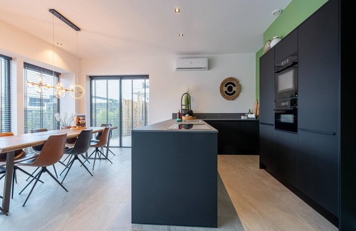 Zeewolde House | Luxury 8-person villa on the water with Jacuzzi, Barrel Sauna, private jetty and spacious garden. Located at Villa Resort Harderwold, near Harderwijk and the Veluwemeer!