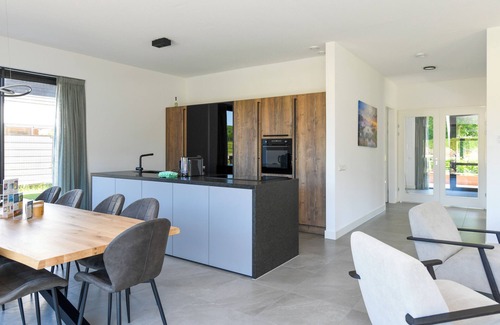 Biddinghuizen House | Luxury 8-person villa on the water with hot tub, private jetty, spacious terrace and 4 bedrooms. Located at Villa Resort Harderwold, near Harderwijk and the Veluwemeer!