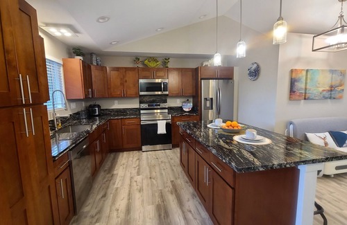Keaau House | Luxury 800 ft" 1 bedroom Suite, Full Large Kitchen, King size bed, Free Laundry