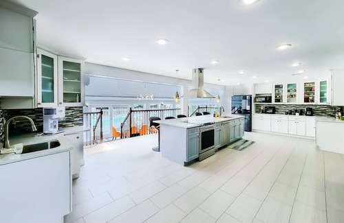 East Patchogue Villa | Luxury 8BR Villa w/Heated Pool, Hot Tubs, Home Theater – Sleeps 16