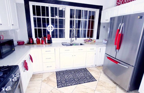 Eastwood Park House | Luxury 9BR In Central Halfway Tree @Kingston Manor