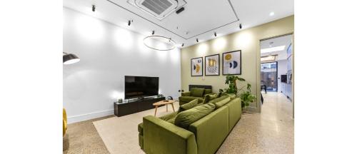 Seven Sisters Apartment | Luxury Abode: 5-Bed Haven Ideal for Big Groups!