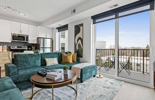 Uptown Apartment | Luxury and Modern 2BD/2BA condo in Trendy Uptown w Free WiFi, Gym, Patio & View!