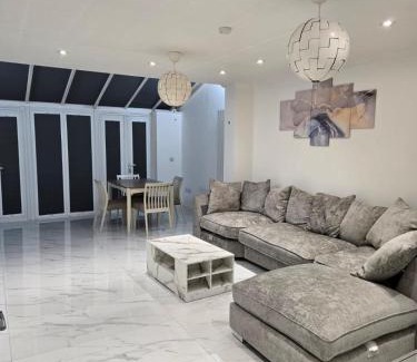 Greenhithe House | Luxury and stylish 3 bedroom house or Apartment in Greenhithe - Available for booking as individual Room or as a Whole apartment - 11mins walk to Greenhithe Train Station, 7 mins drive to Bluewater shopping mall