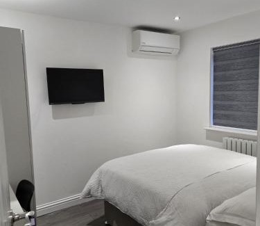 Greenhithe House | Luxury and stylish 3 bedroom house or Apartment in Greenhithe - Available for booking as individual Room or as a Whole apartment - 11mins walk to Greenhithe Train Station, 7 mins drive to Bluewater shopping mall