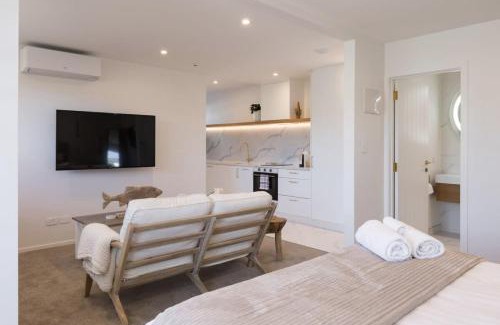 Mission Bay Apartment | Luxury Apart, Balcony & Seaviews, Full Laundry, Kitchen & Heat Pump
