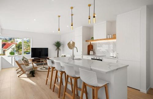 Mission Bay Apartment | Luxury Apart, Seaviews & Balcony, Full Kitchen & Heat Pump
