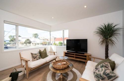 Mission Bay Apartment | Luxury Apart, Seaviews & Balcony, Full Kitchen & Heat Pump