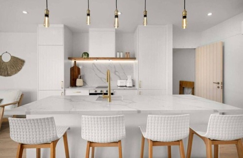 Mission Bay Apartment | Luxury Apart, Seaviews & Balcony, Full Kitchen