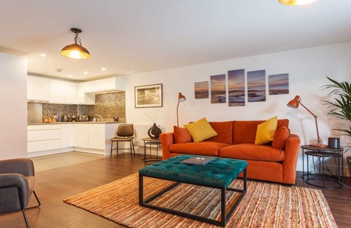 Bournemouth City Centre Apartment | LUXURY APARTMENT - 3 mins walk to Bournemouth Beach with free parking