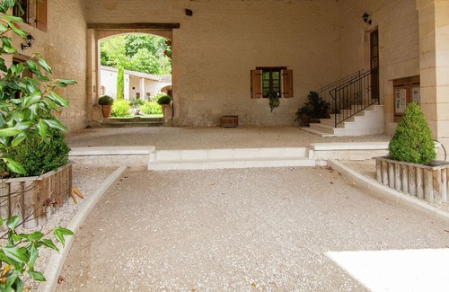 Saint-Preuil Villa | Luxury apartment with terrace, sauna, tennis, and heated pool.