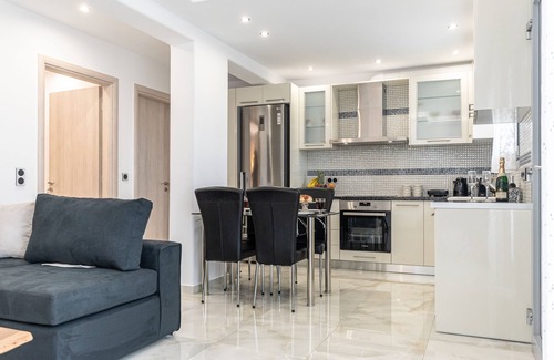 Naxos Town Apartment | Luxury apartment with outdoor hot tub