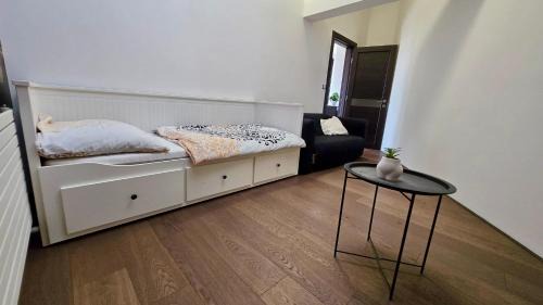 Vrsovice Apartment | Luxury apartment with terrace and garage