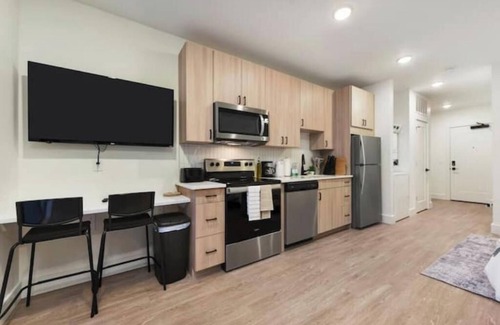 East Liberty Apartment | Luxury Apt+Gym+ EV Parking+Near Pitt UNI UPMC