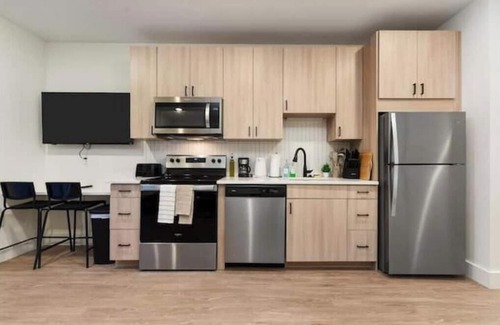 East Liberty Apartment | Luxury apt+Gym+ EV+ Parking+Near Pitt UNI UPMC