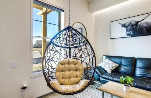 Jefferson City Apartment | Luxury Barndo 2AN Europe Style Farm Stay Chickens