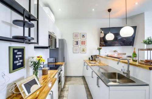 Jefferson City Apartment | Luxury Barndo 2AN Europe Style Farm Stay Chickens