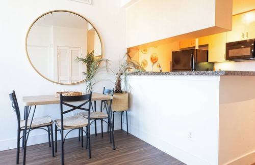Downtown Apartment | Luxury Beach Style Room in Santa Monica with WiFi, nearby fitness room and pool
