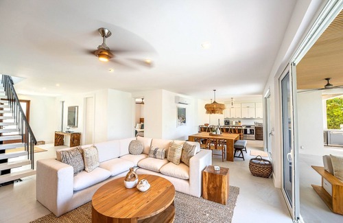 Middle Caicos House | Luxury Beachfront Villa w/Infinity Pool & Rooftop