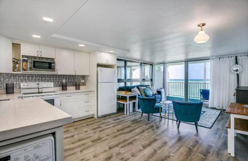 Punaluu House | Luxury Beachfront Condo
