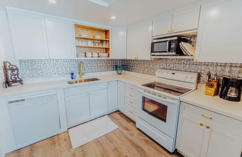 Punaluu Condo | Luxury Beachfront Condo w/AC