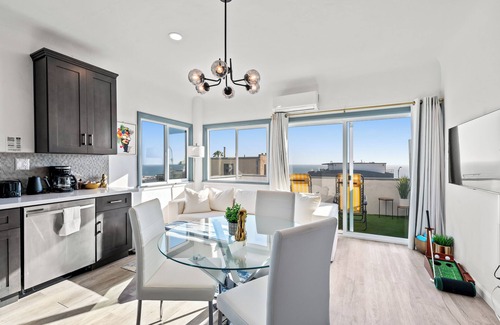 El Porto House | Luxury Beachside Gem + Walk to Beach + Ocean Views