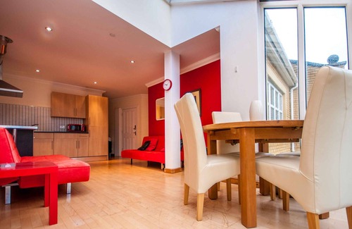 Greenhithe House | Luxury Bluewater Holiday Home - Opal Red Suite