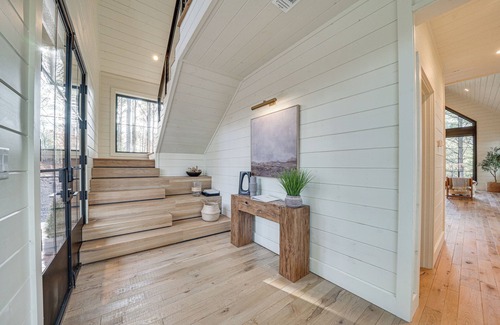 Broken Bow Cottage | Luxury Broken Bow Cabin w/Hot Tub on 3 Acres!